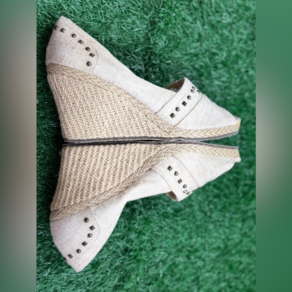 Skechers‎ Stylish Beige Wedge Sandals Size 8